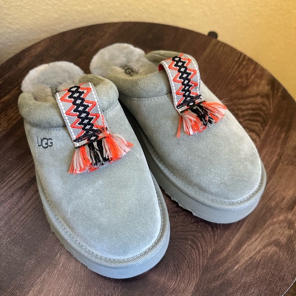 UGG Kids Size 3 - Picture 3 of 3